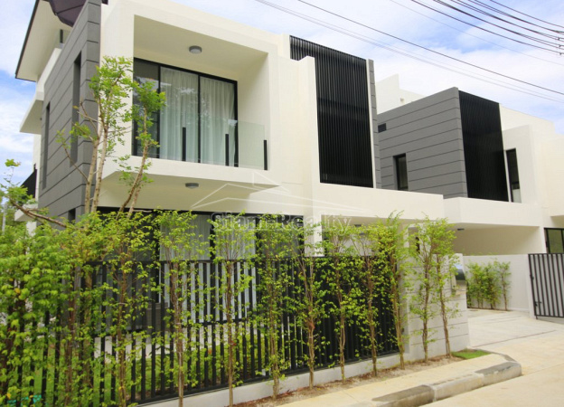 Современная вилла с бассейном и 5 спальнями.